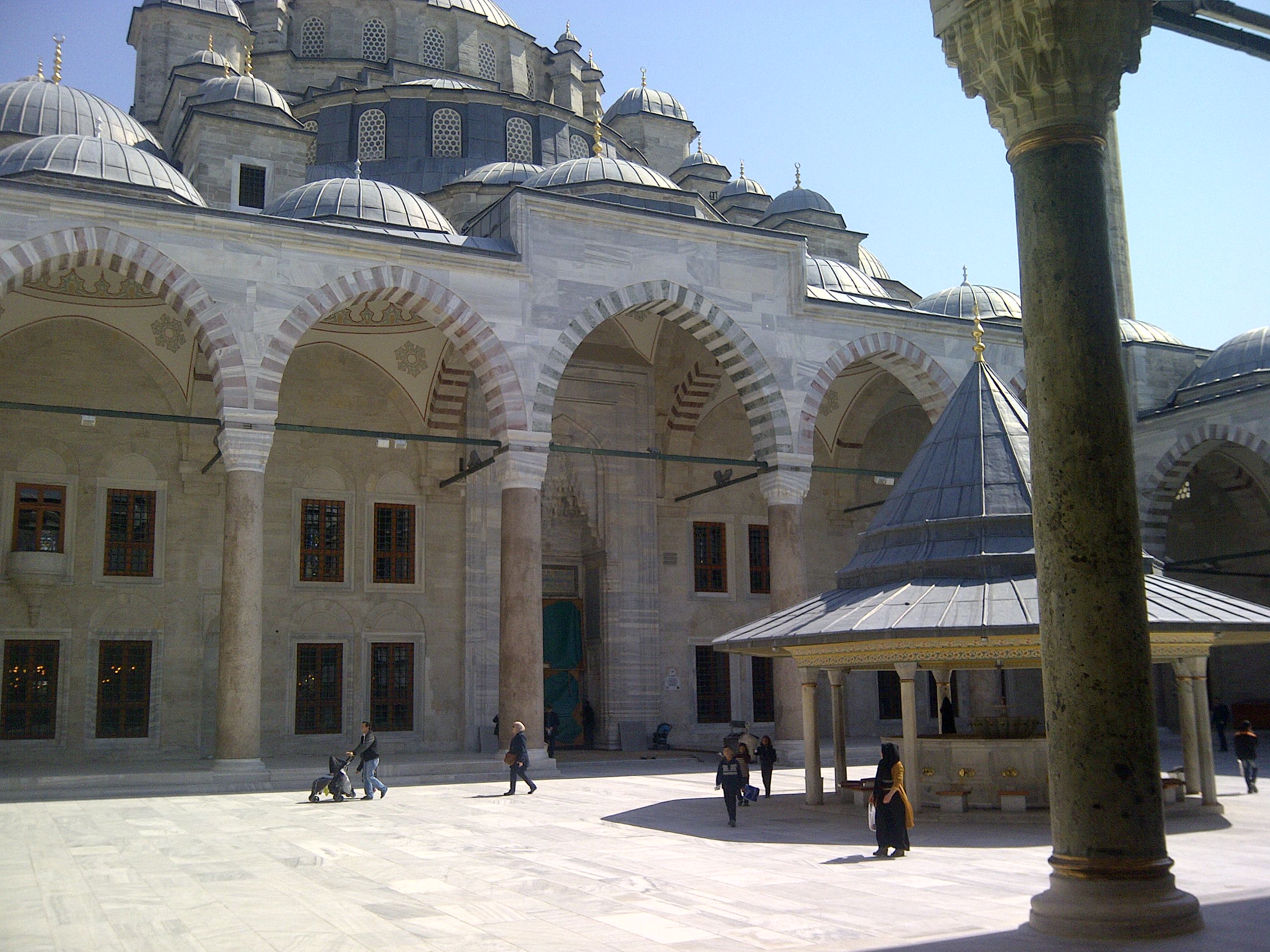 Mešita v štvrti Fatih, historickej a konzervatívnej časti Istanbulu